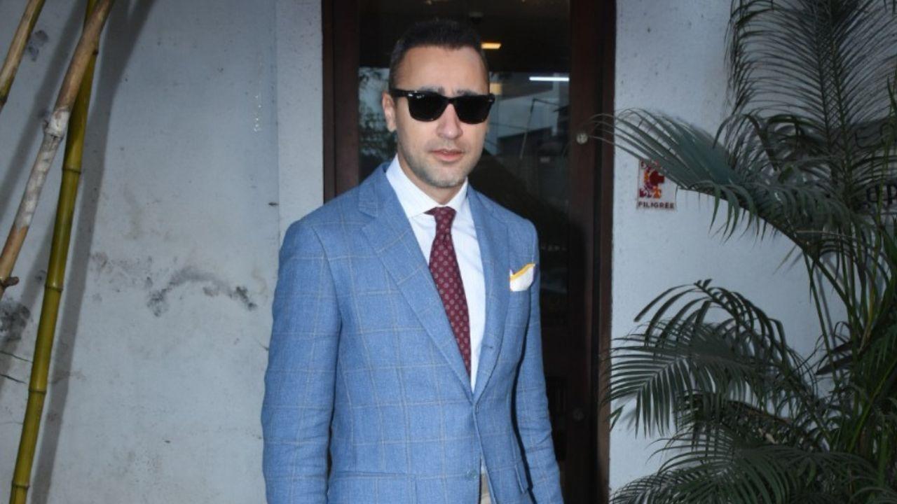 Aamir Khan’s nephew Imran Khan was also present during the occasion. He looked cool and dapper in the blue blazer that he had worn for the occassion. 